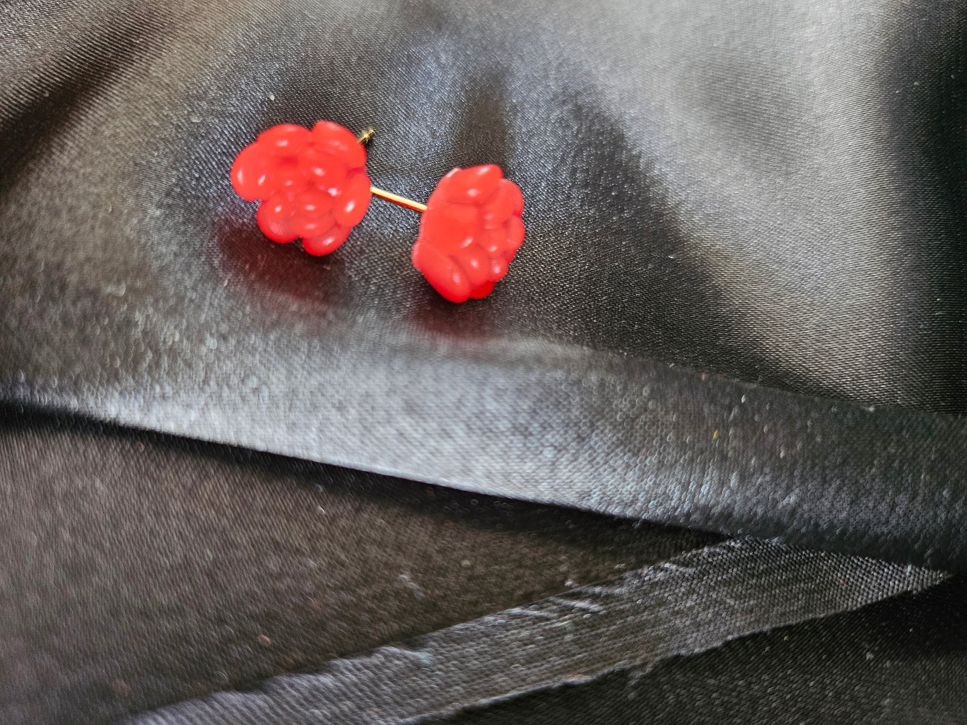 Détail de la puce d'oreille rose rouge faite main en France