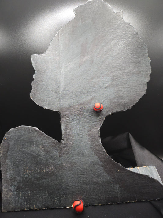 Puces d'oreilles rouges serpentées noires portées - bijoux artisanaux