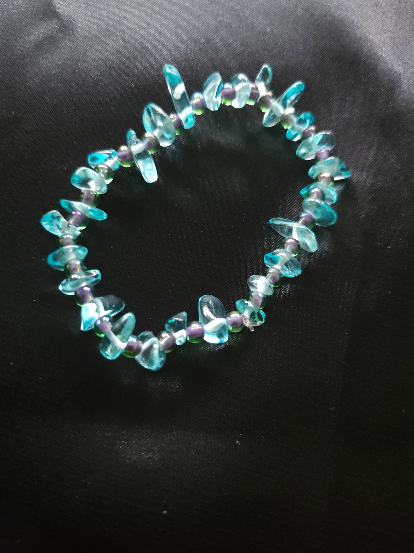 Bracelet unique perles de verre bleues asymétriques et perles rondes noires - bijou artisanal France