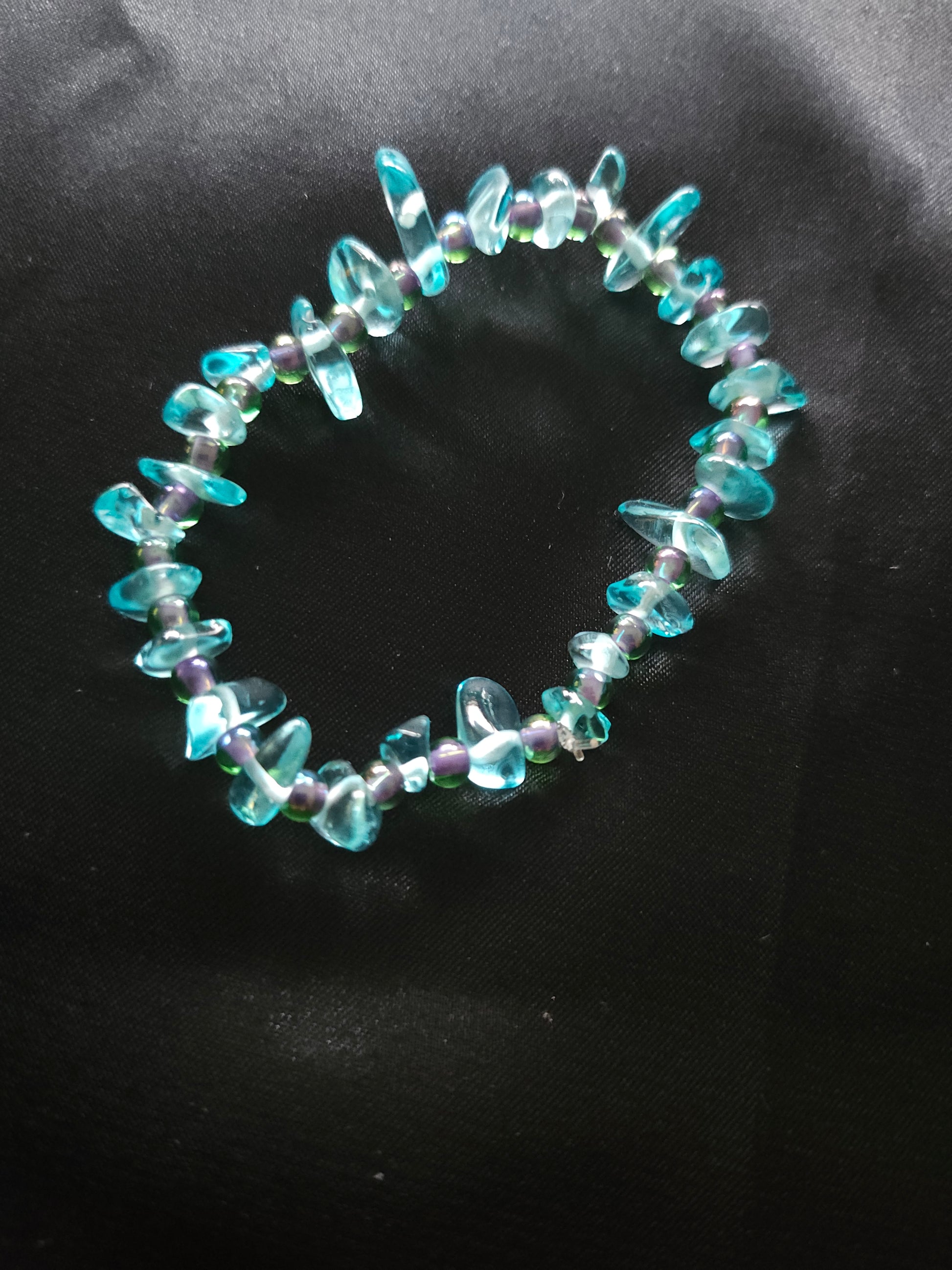 Bracelet unique perles de verre bleues asymétriques et perles rondes noires - bijou artisanal France