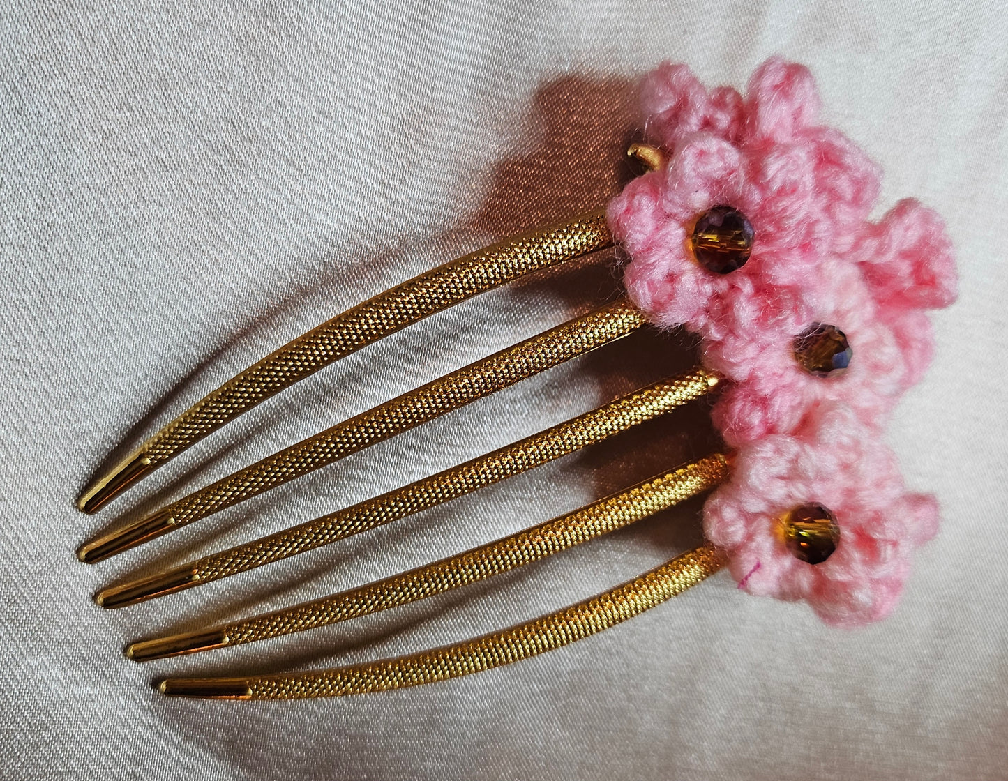 Peigne décoratif artisanal doré avec ornements au crochet rose et bleu. Peigne à 5 dents en filigrane doré orné