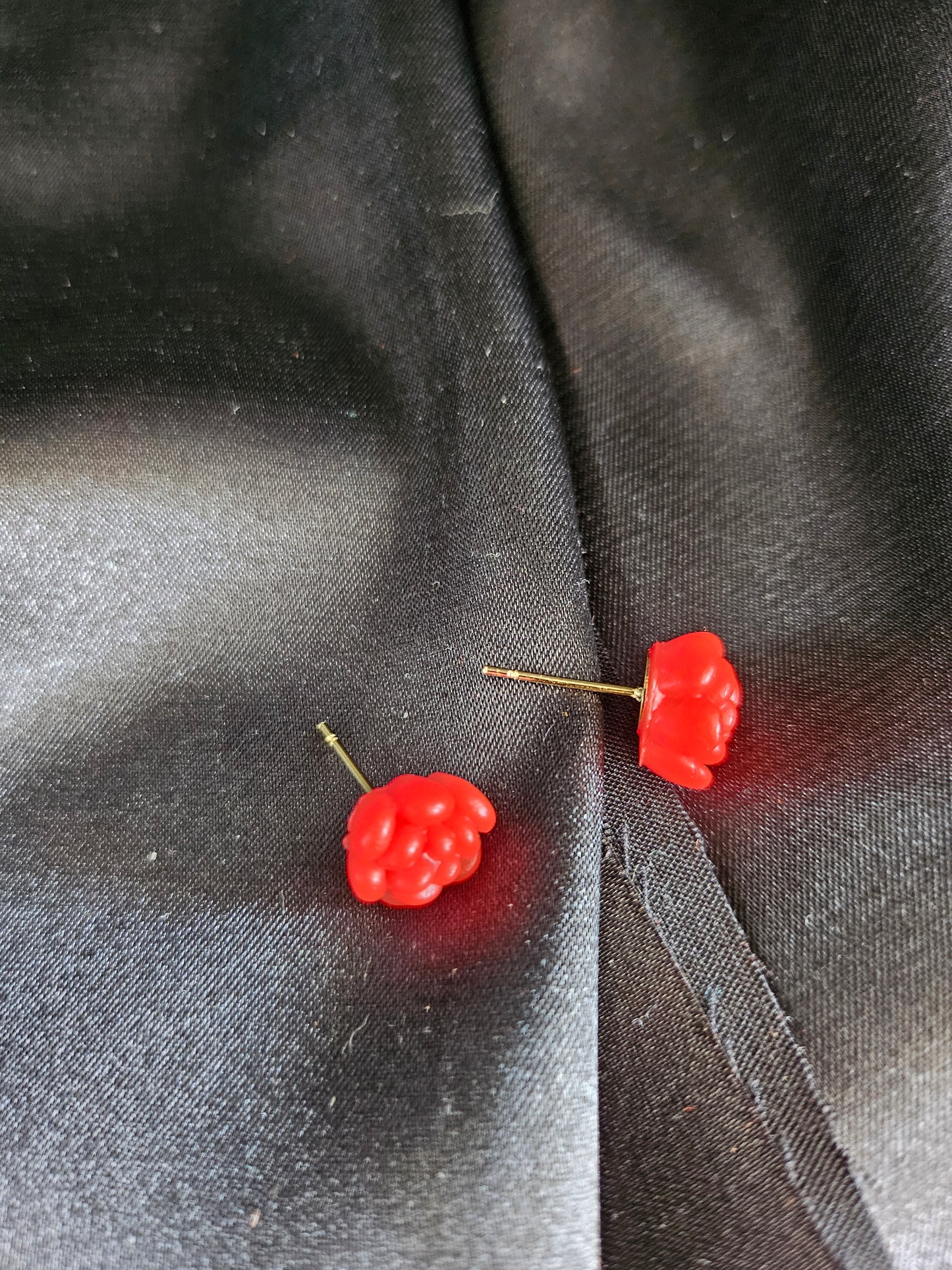 Détail de la puce d'oreille rose rouge - bijou artisanal unique