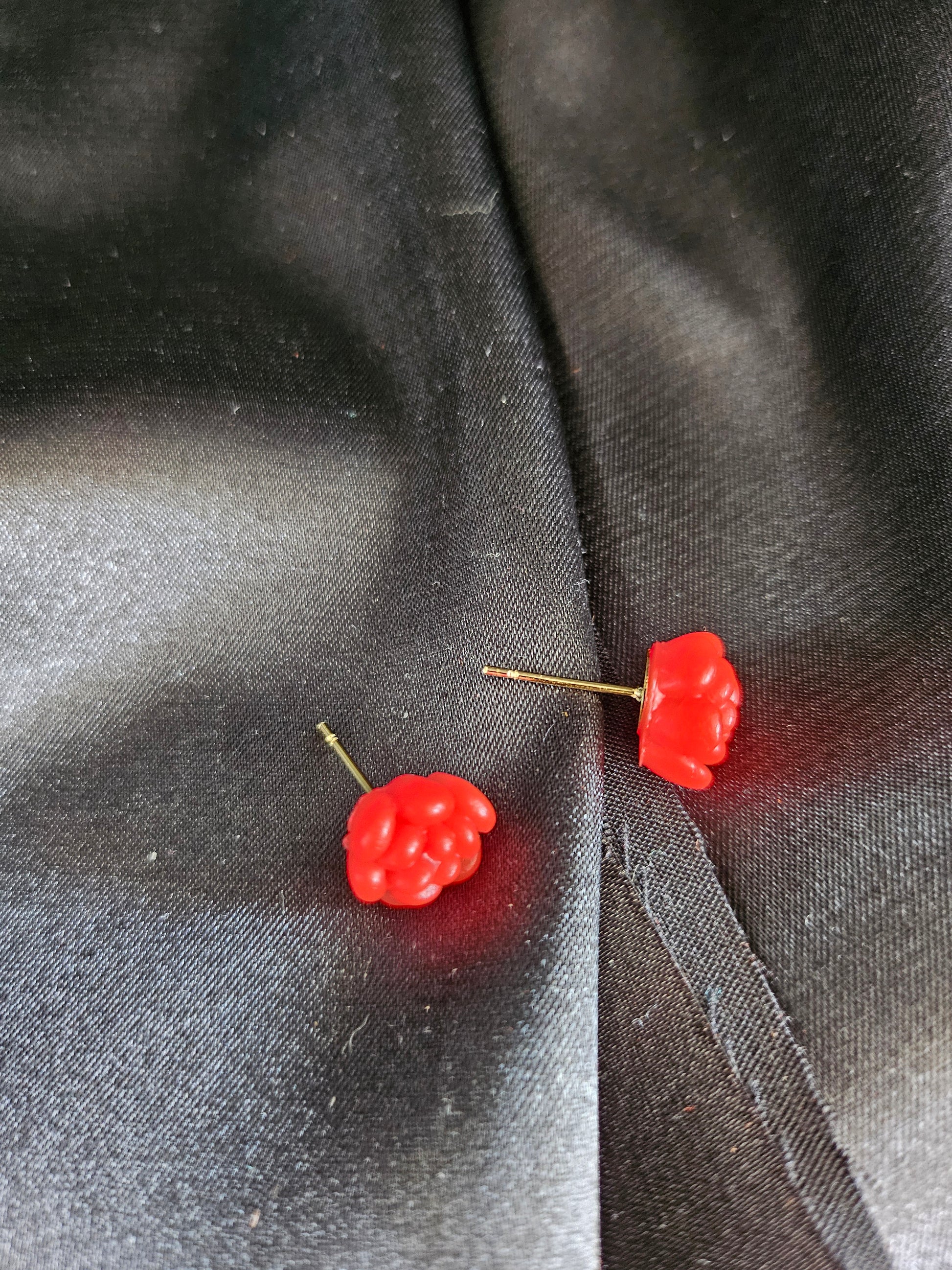 Détail de la puce d'oreille rose rouge - bijou artisanal unique