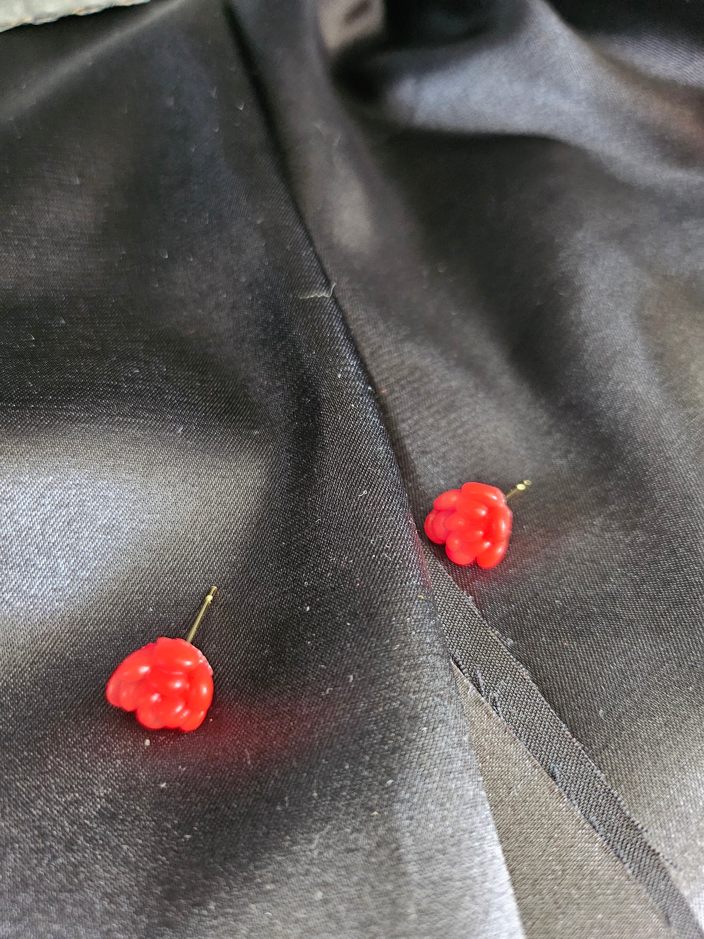 Puce d'oreille bohème chic rose rouge faite main