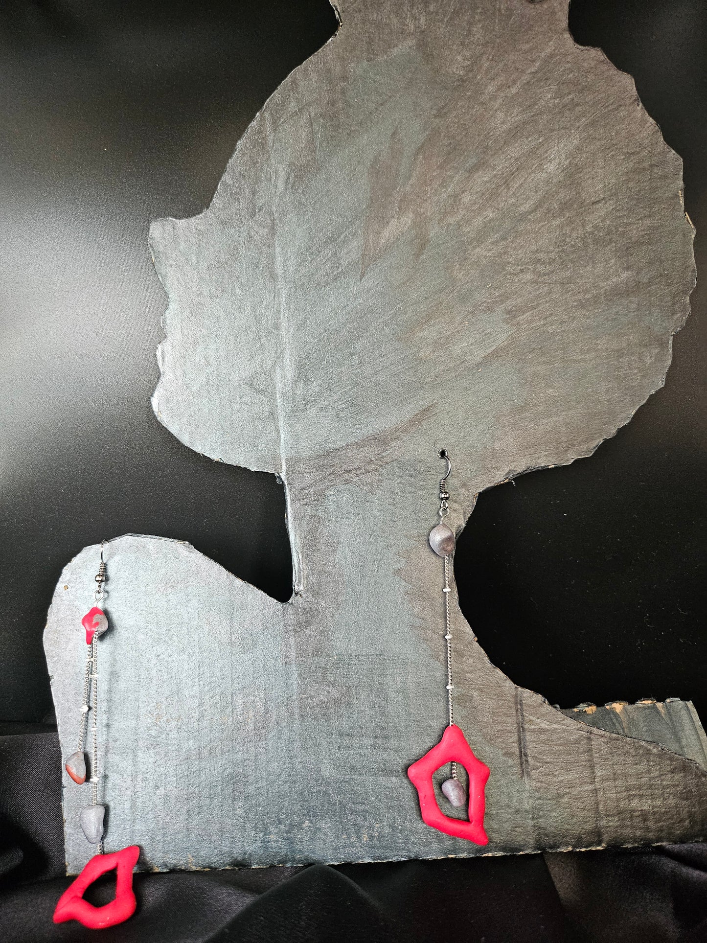 Boucles d'oreilles asymétriques rouges et grises - Bijoux artisanaux fait main