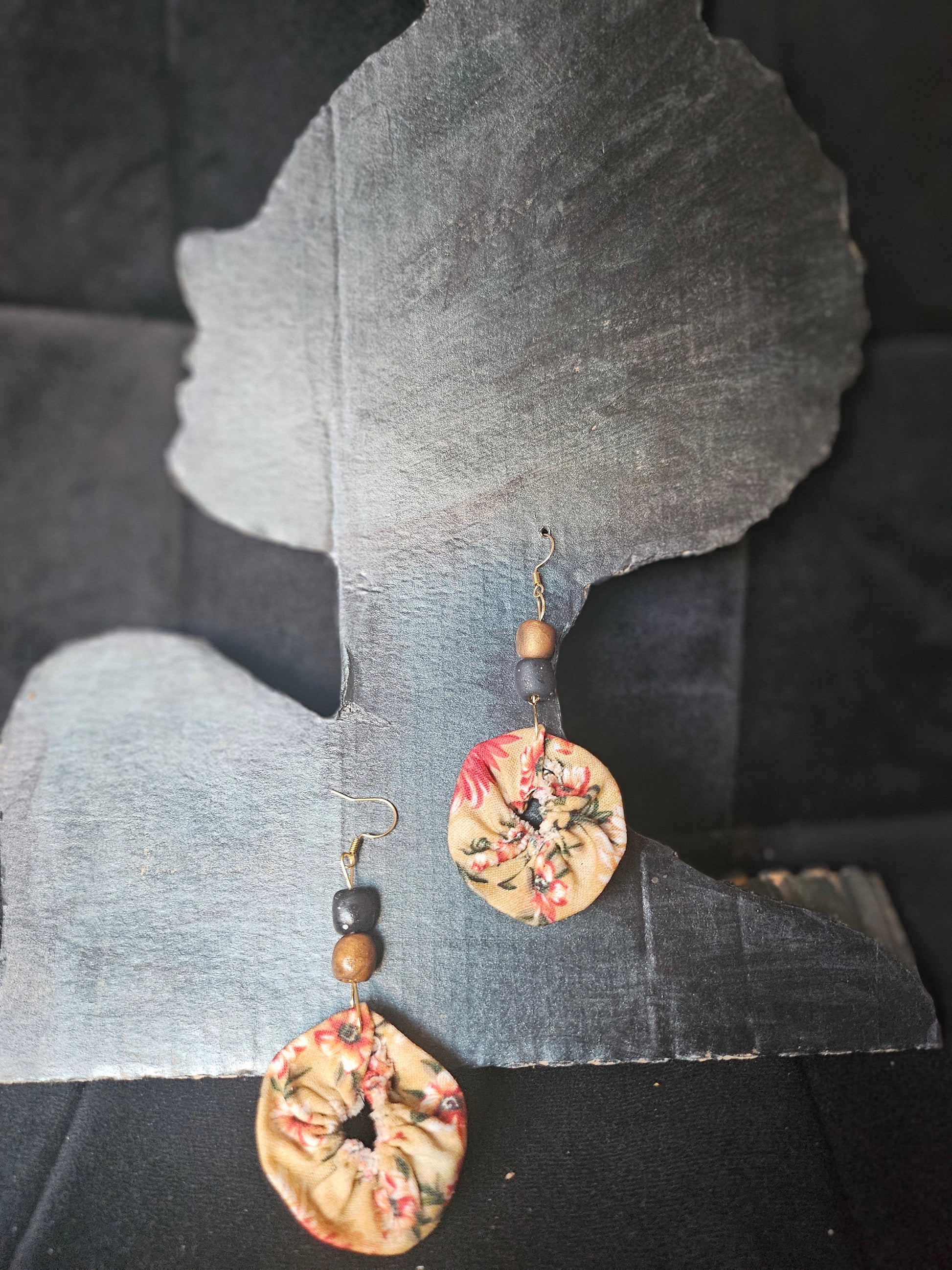 Vue rapprochée boucles d'oreilles rondes tissu brillant - assemblées en France