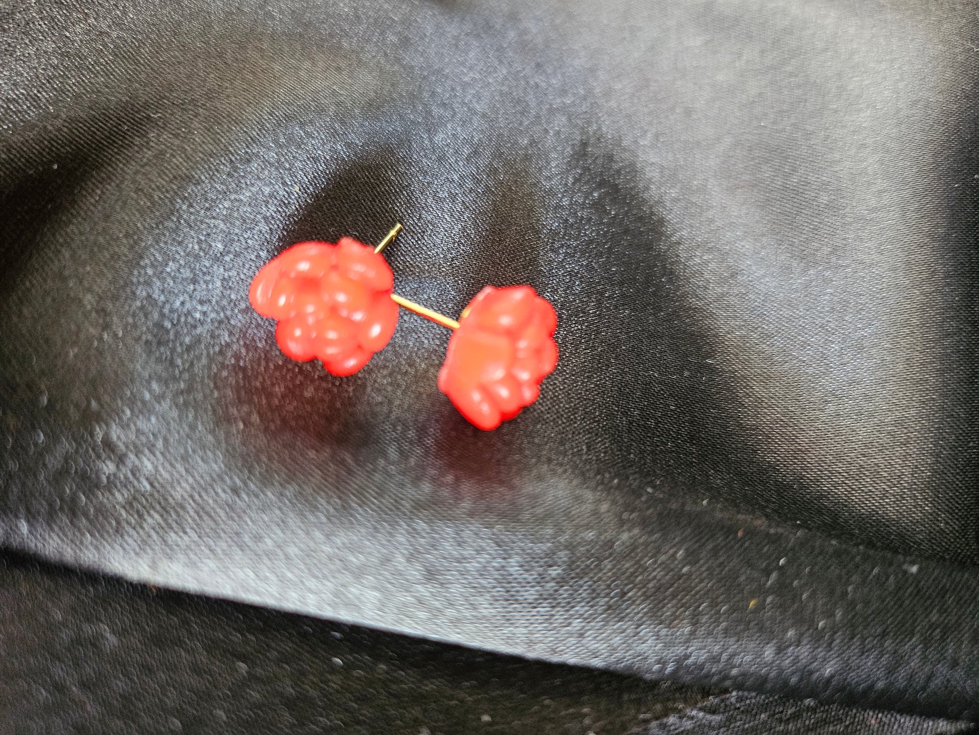 Boucle d'oreille minimaliste rose rouge en pâte polymère. Pointe en acier inoxydable doré.