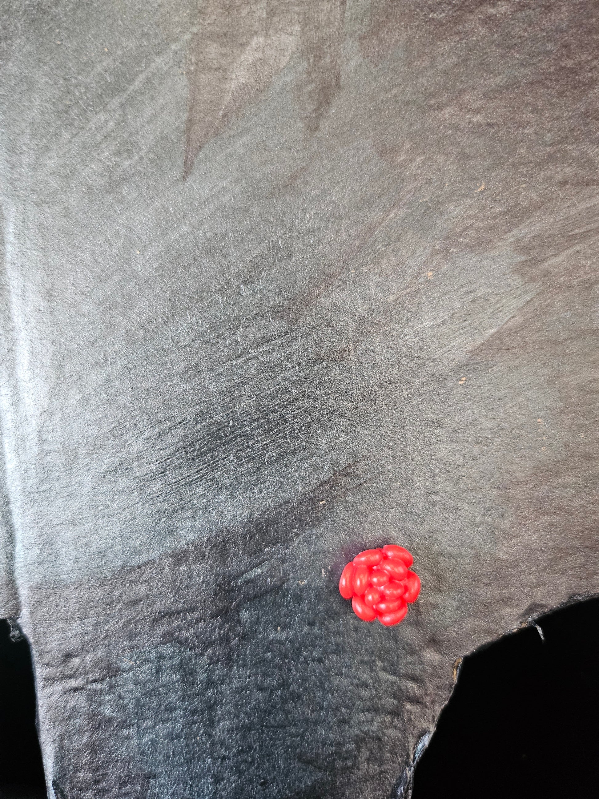 Petite boucle d'oreille rose rouge en pâte polymère. Pointe en acier inoxydable hypoallergénique