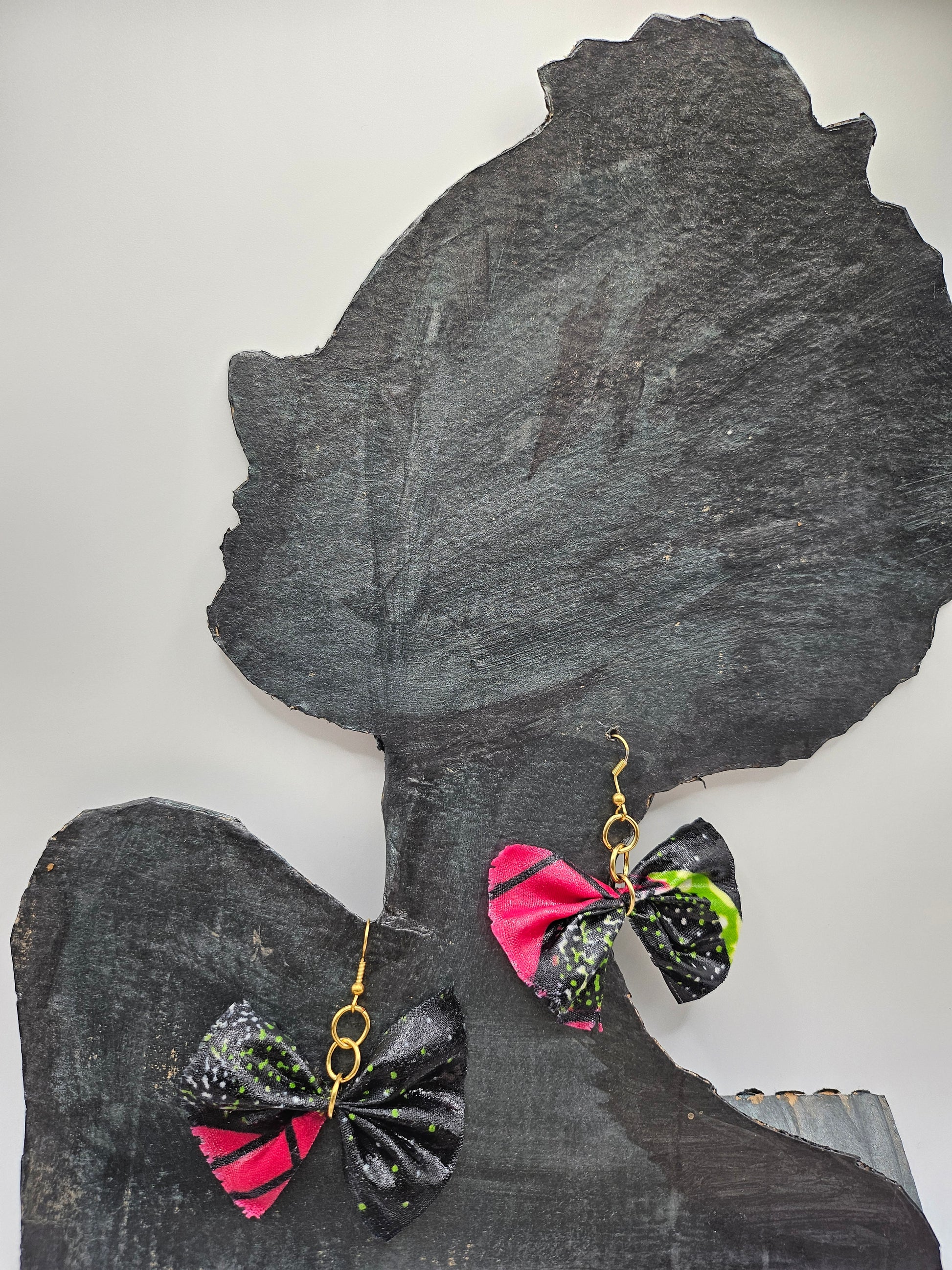 Gros plan sur le nœud papillon coloré des boucles d'oreilles artisanales