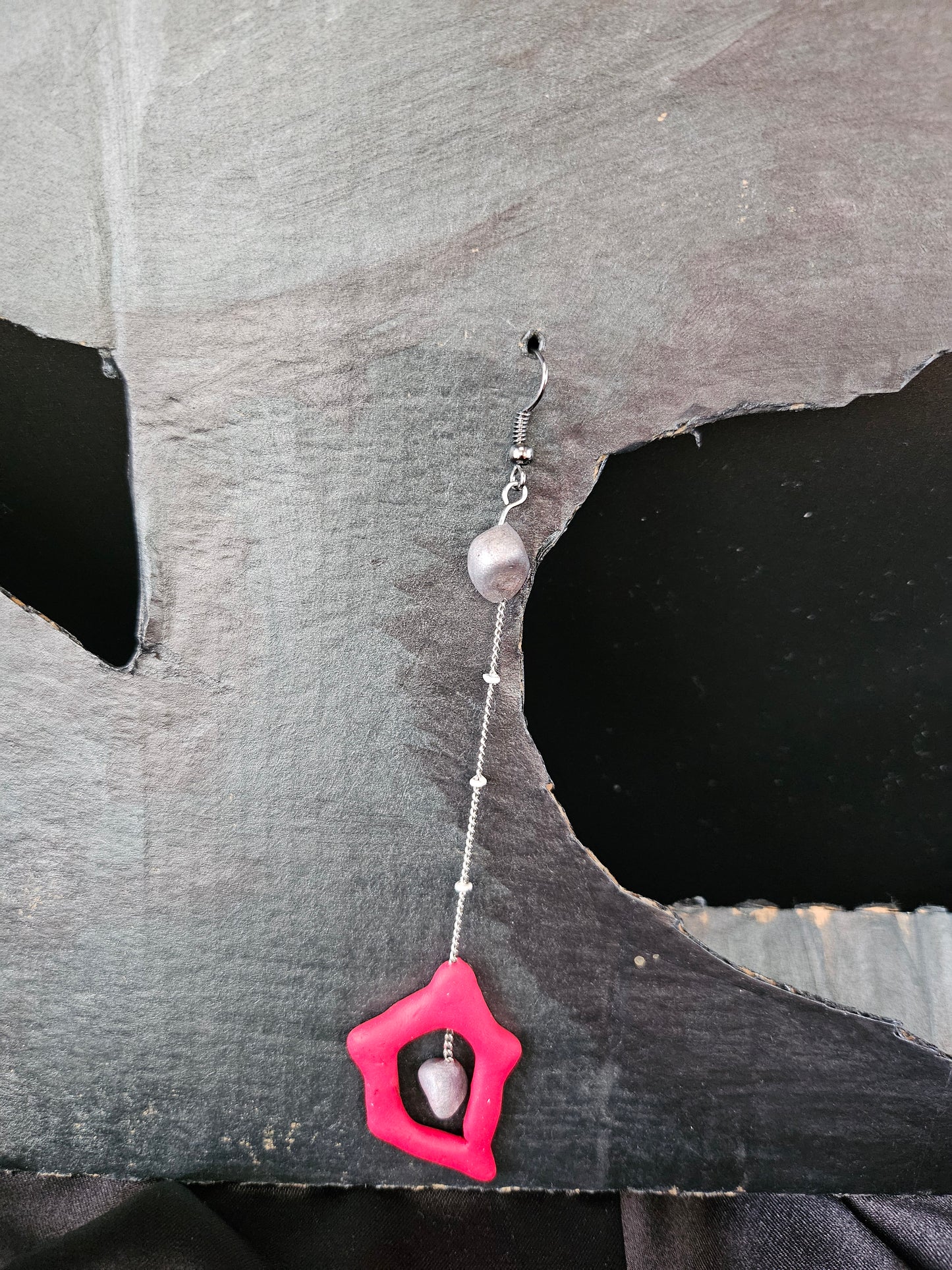 Boucles d'oreilles asymétriques rouges et grises - Bijoux artisanaux fait main