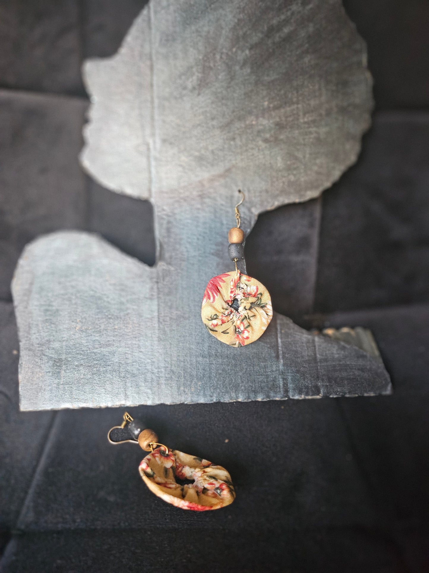 Boucles d'oreilles rondes effet mouillé portées - style bohème chic