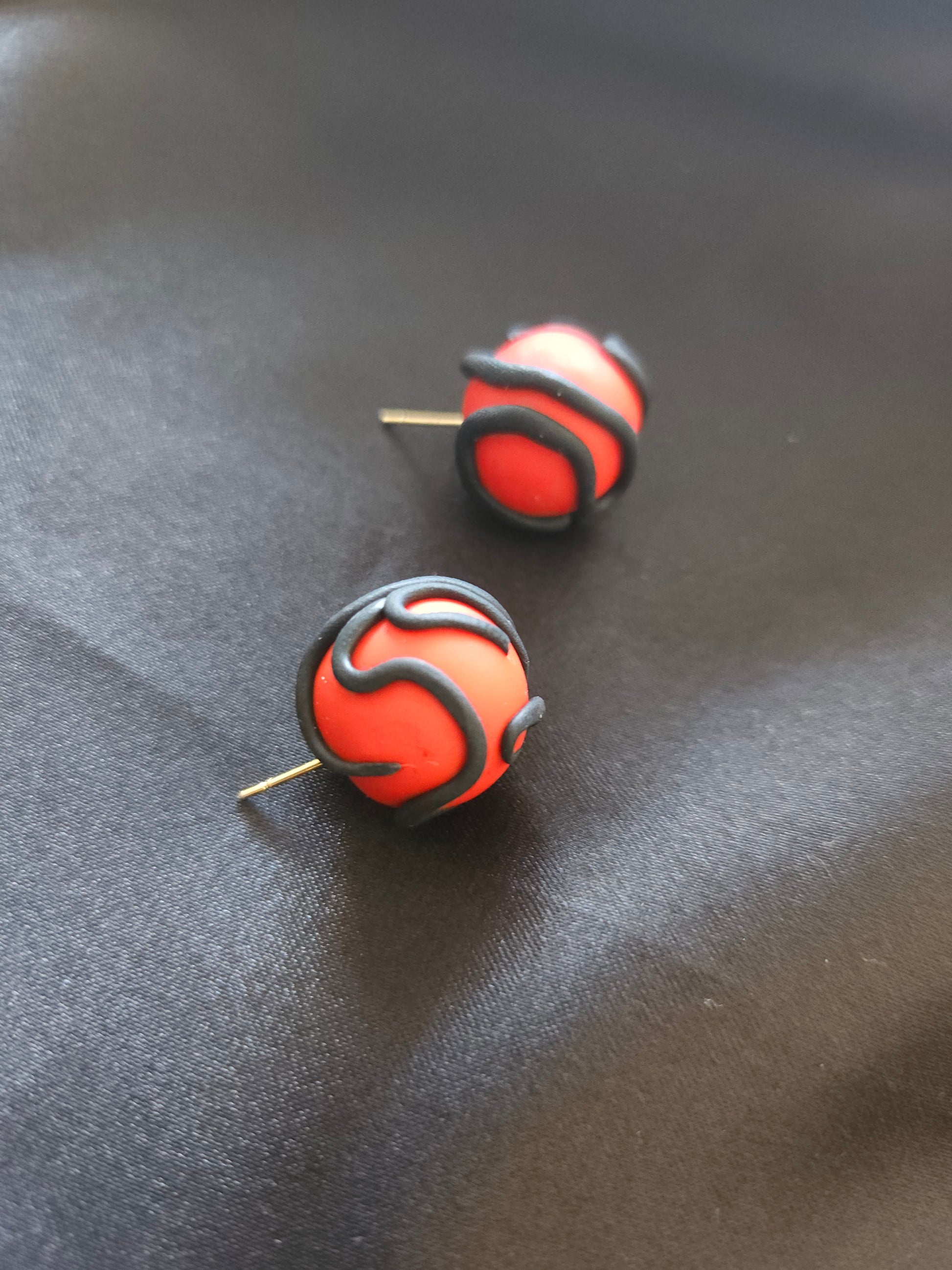 Puces d'oreilles artisanales rouges serpentées noires - fabrication française