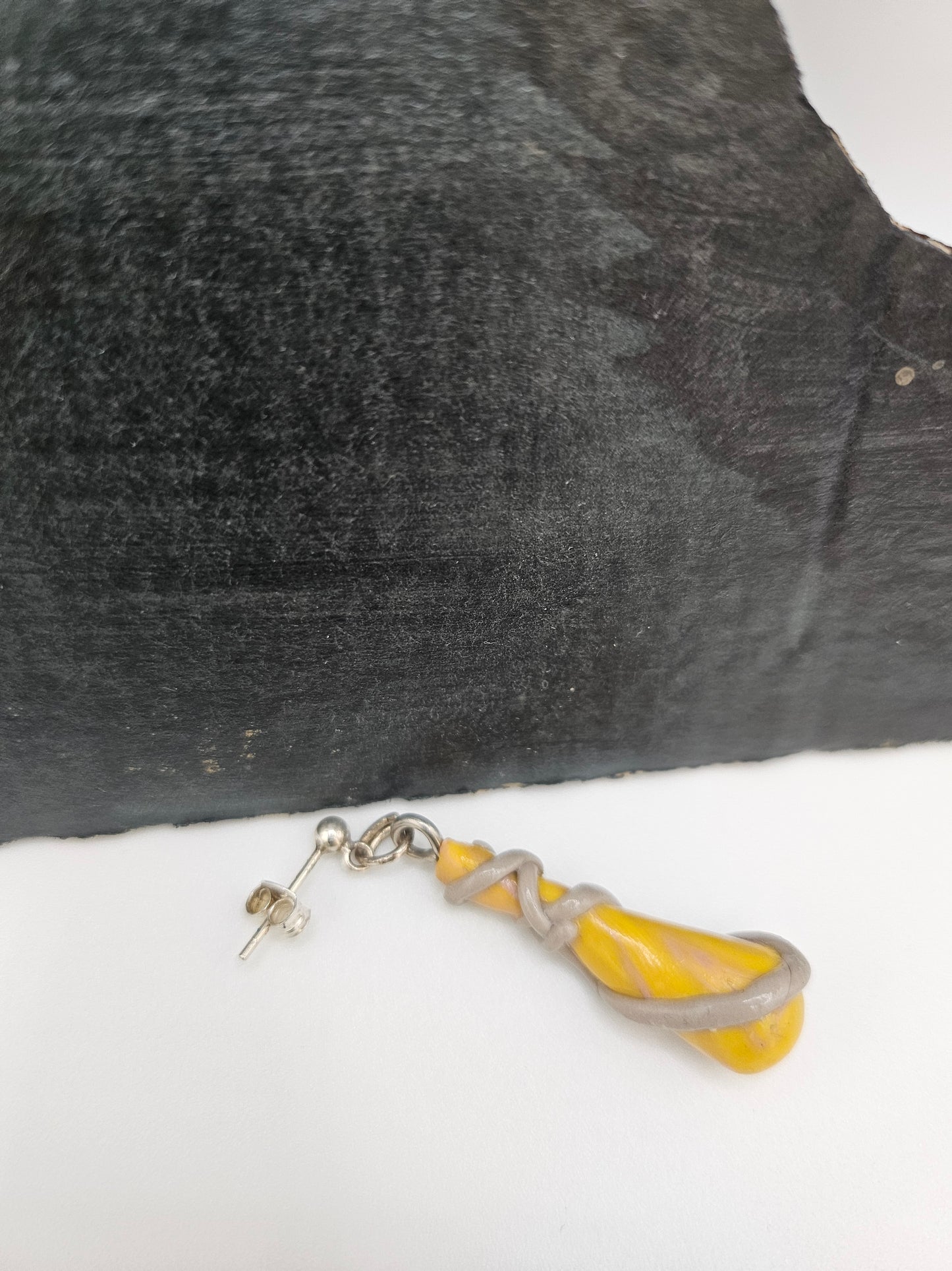 Boucles d'oreilles en forme de goutte, couleur jaune et gris ou bleu et noire