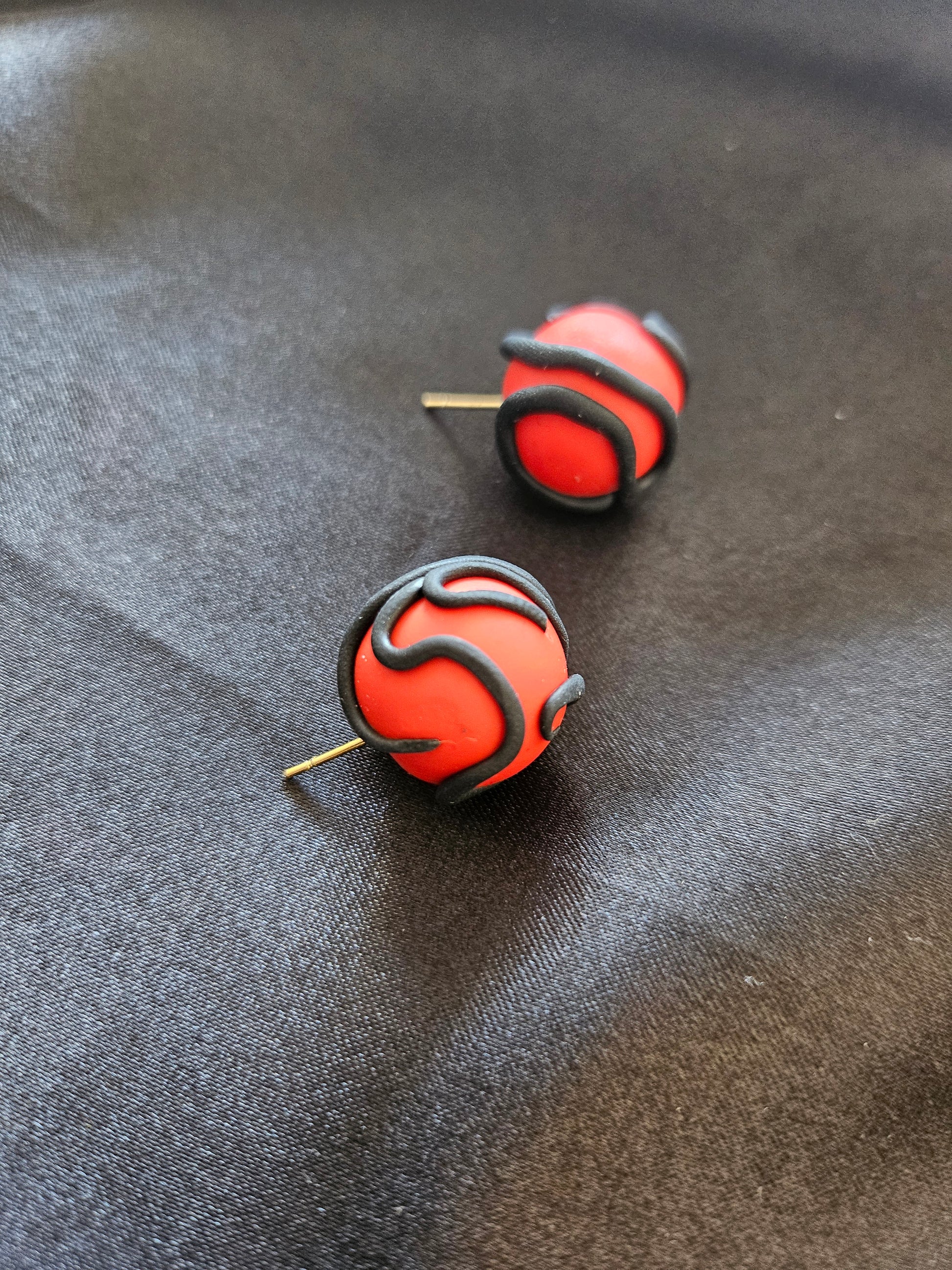 Boucles d'oreilles artisanales rouges et noires - création française