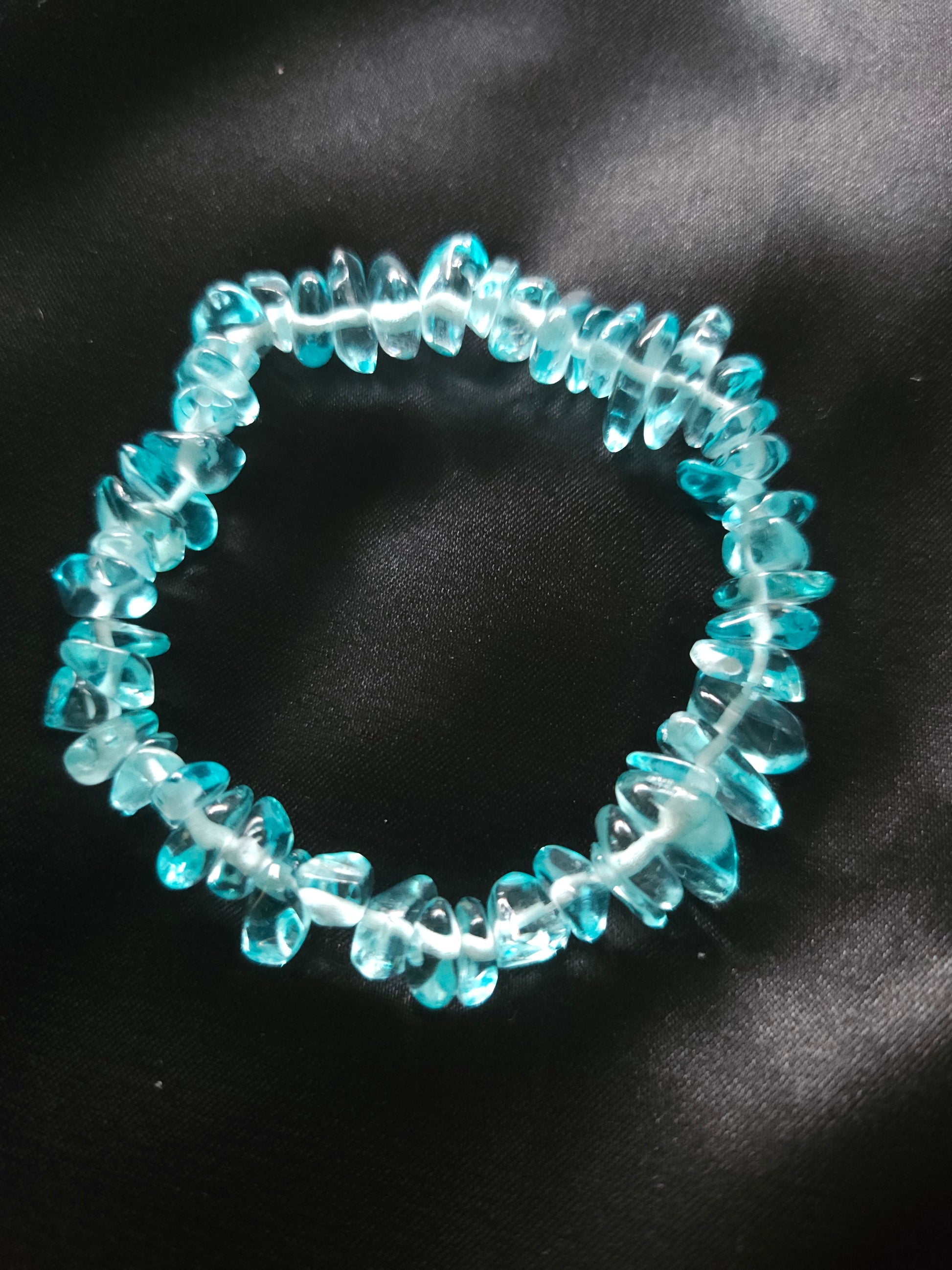Bracelet fait main France avec perles de verre bleues asymétriques