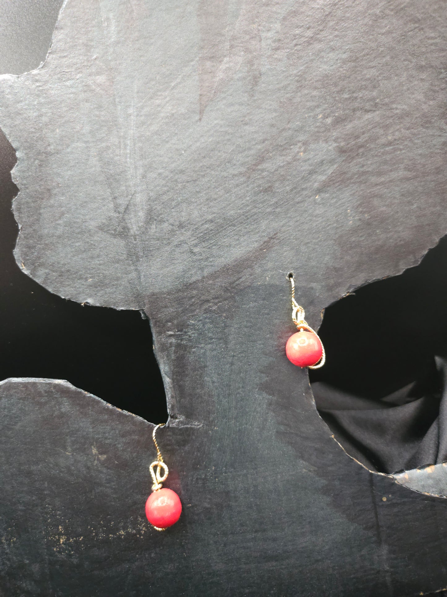 Petites Boucles d'Oreilles Rouges en Bois | Bijoux Artisanaux Fait Main France