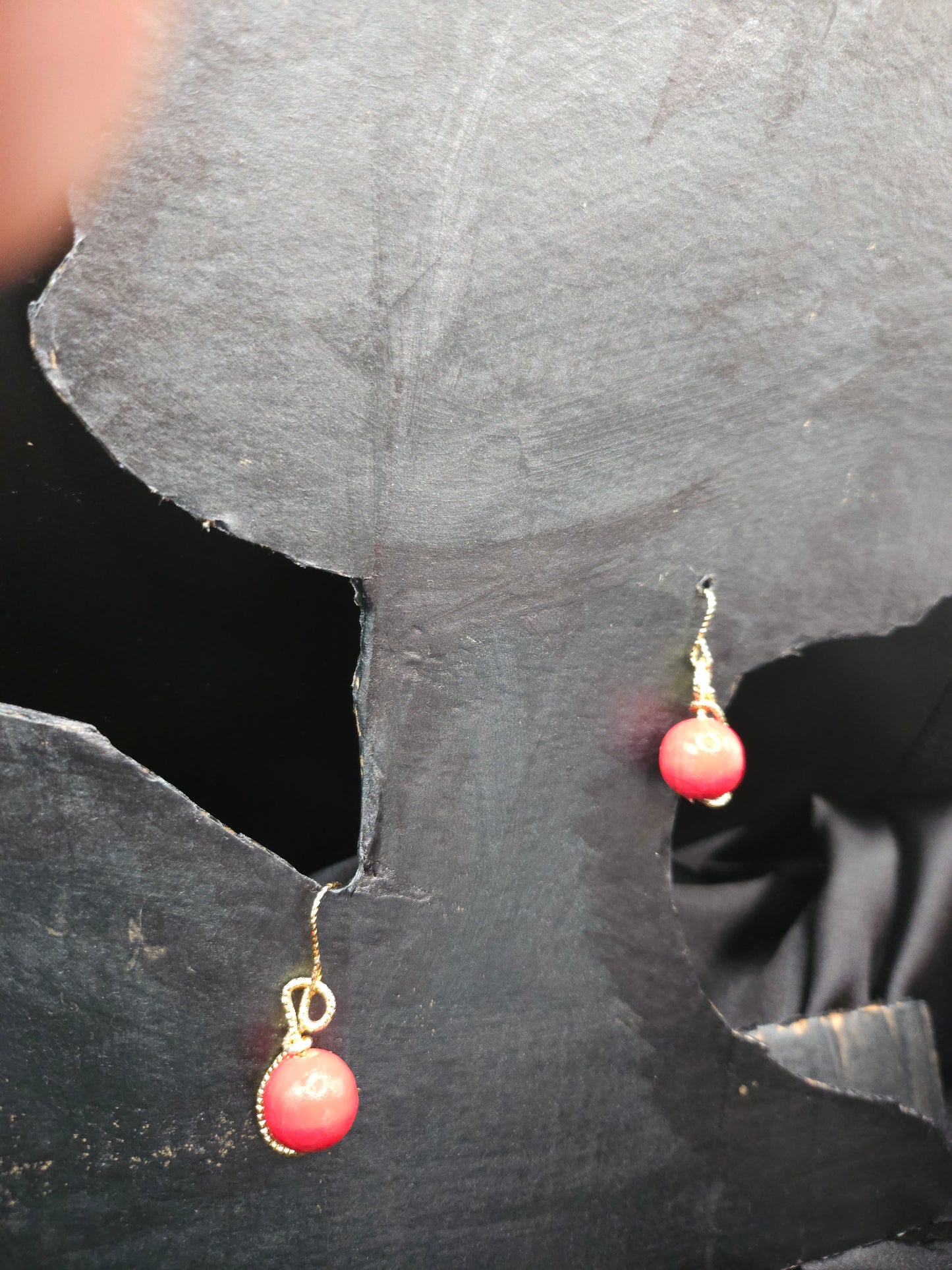 Petites boucles d'oreilles rondes rouges - bijoux artisanaux français