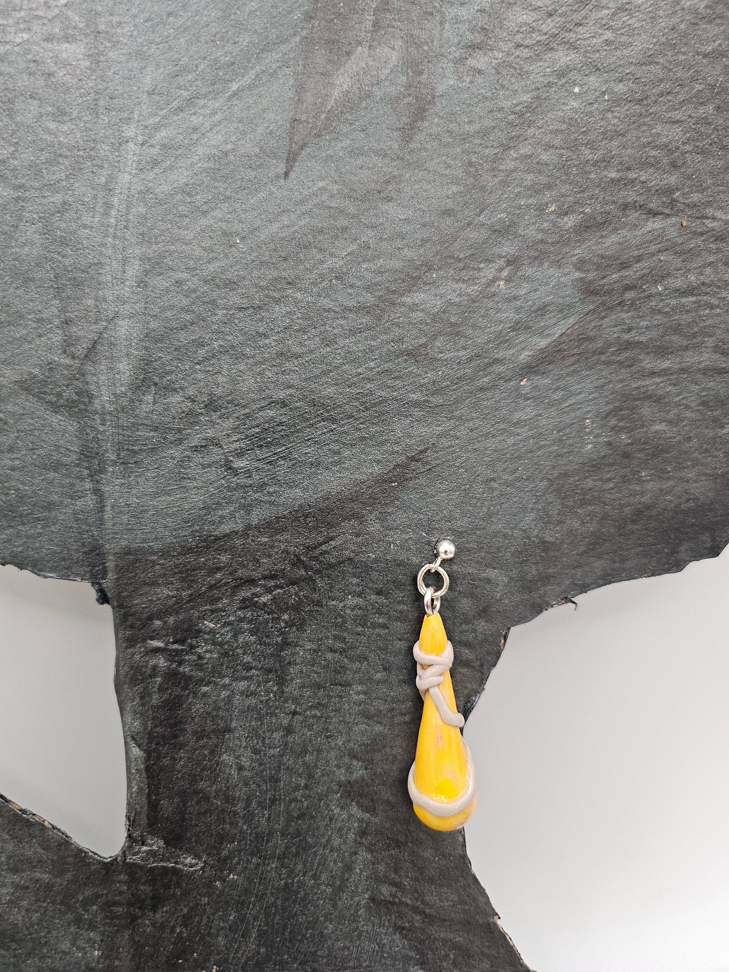 Boucles d'oreilles en forme de goutte, couleur jaune et gris ou bleu et noire