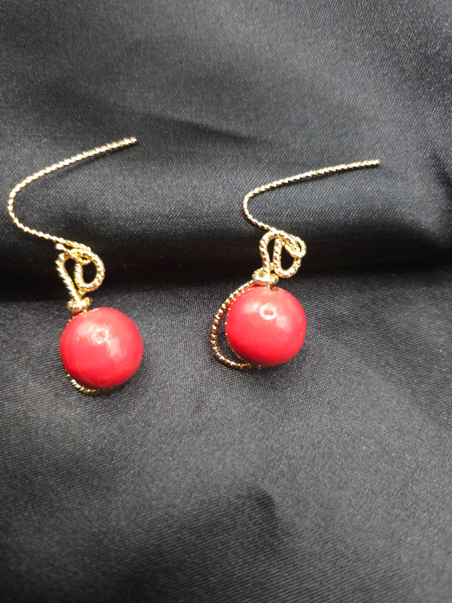 Petites Boucles d'Oreilles Rouges en Bois | Bijoux Artisanaux Fait Main France
