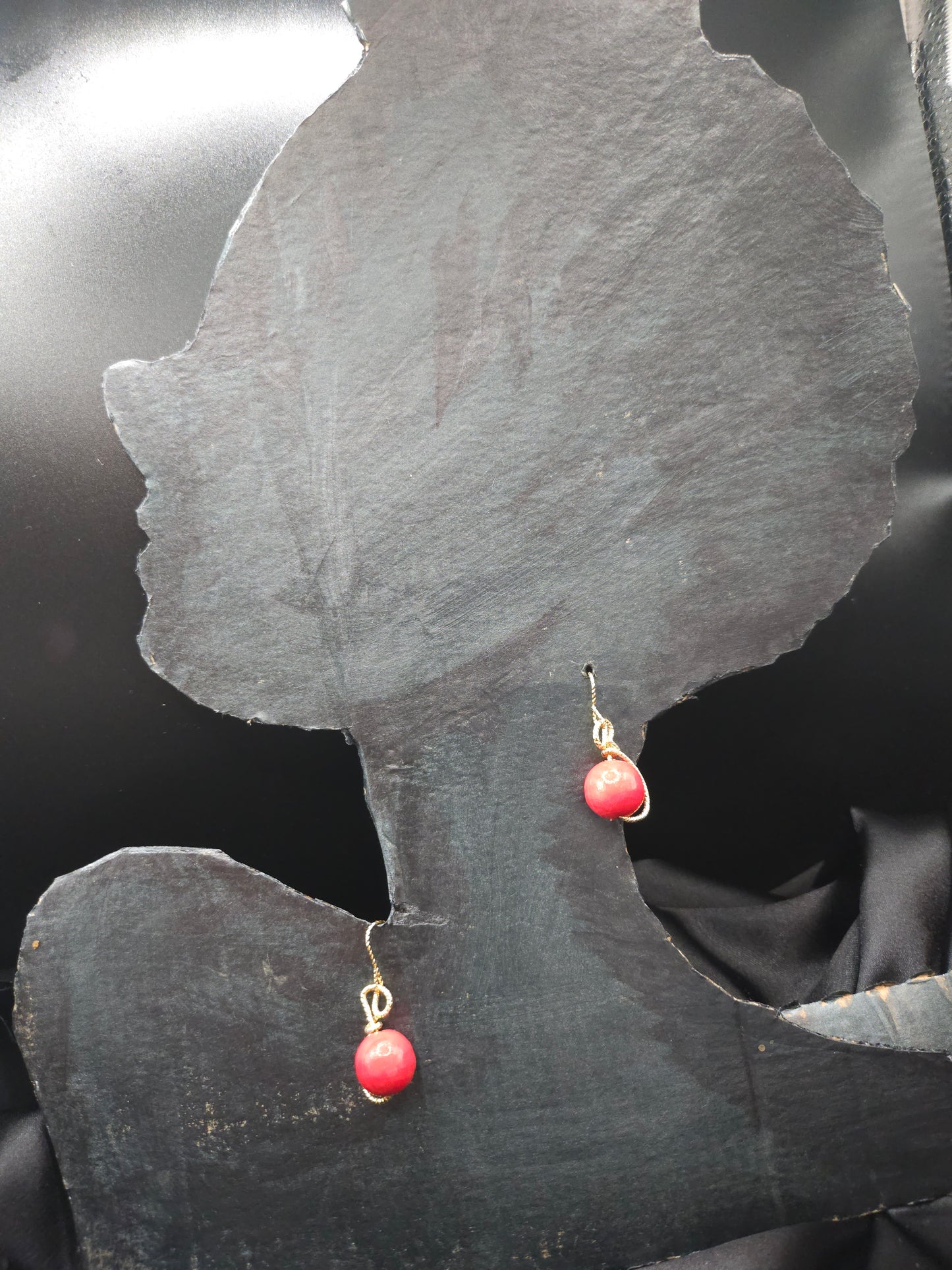 Petites Boucles d'Oreilles Rouges en Bois | Bijoux Artisanaux Fait Main France