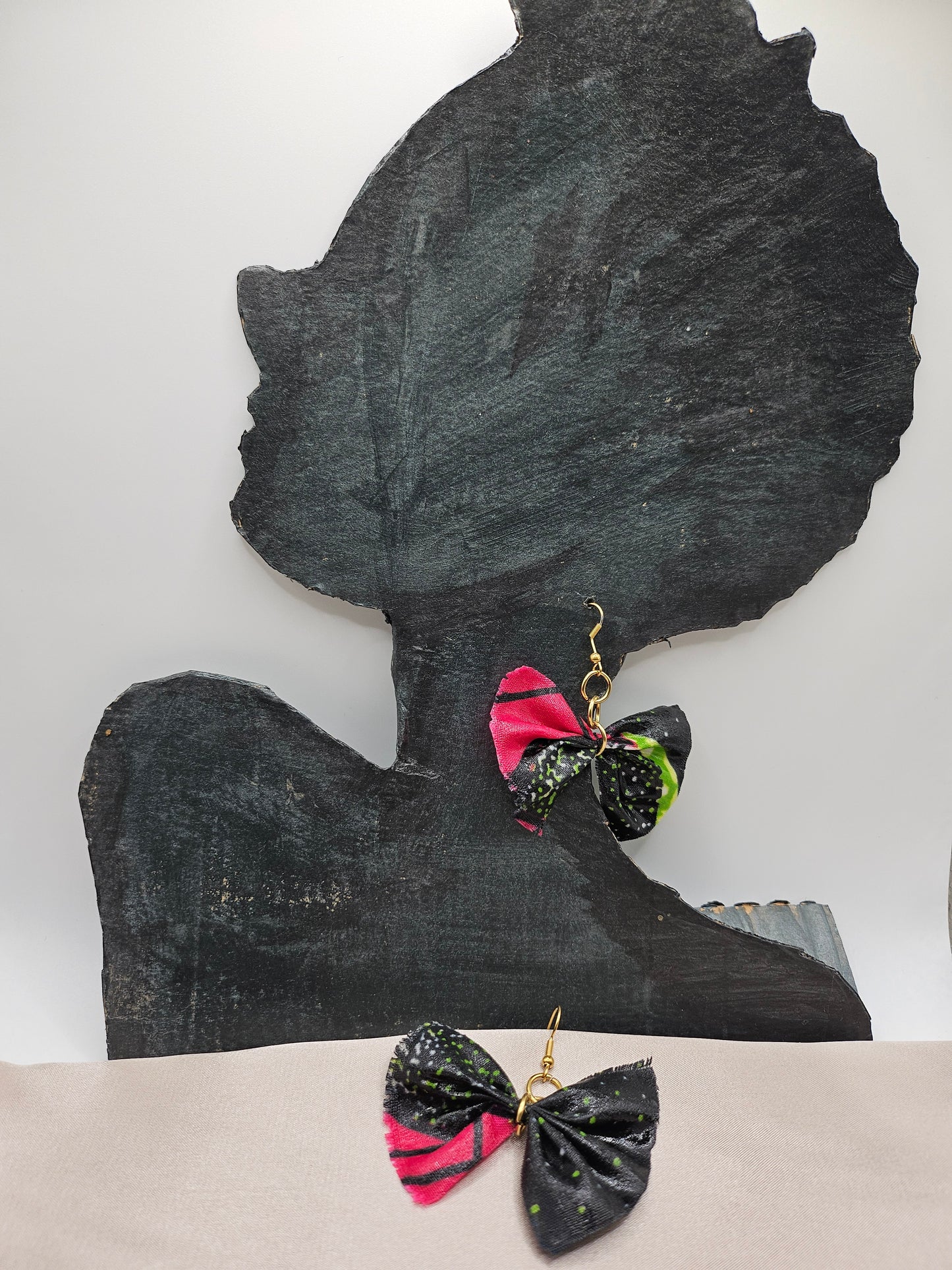 Boucles d'oreilles nœud papillon colorées portées - vue lifestyle