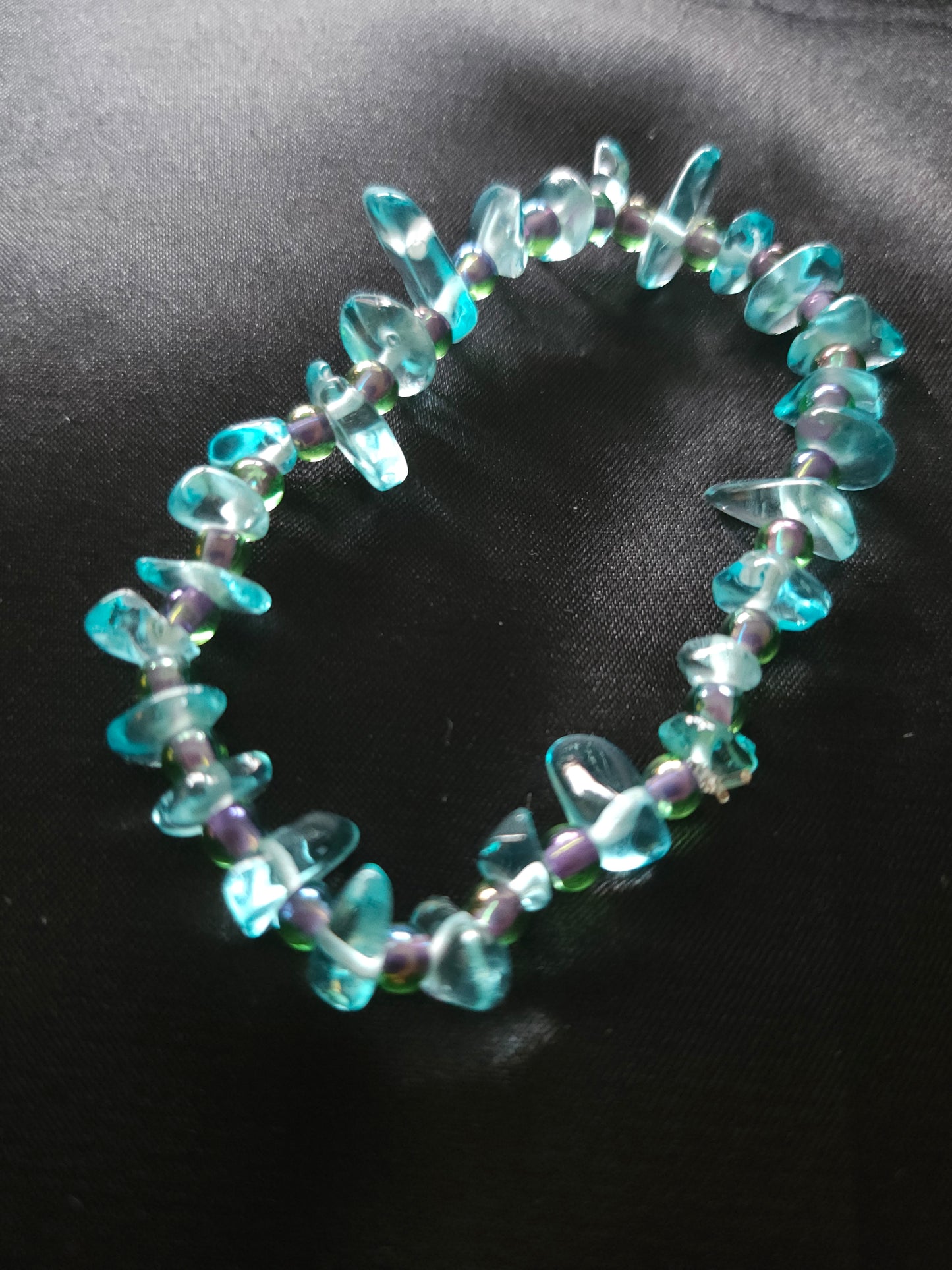 Vue rapprochée des perles de verre colorées bleues asymétriques et parles rondes noires