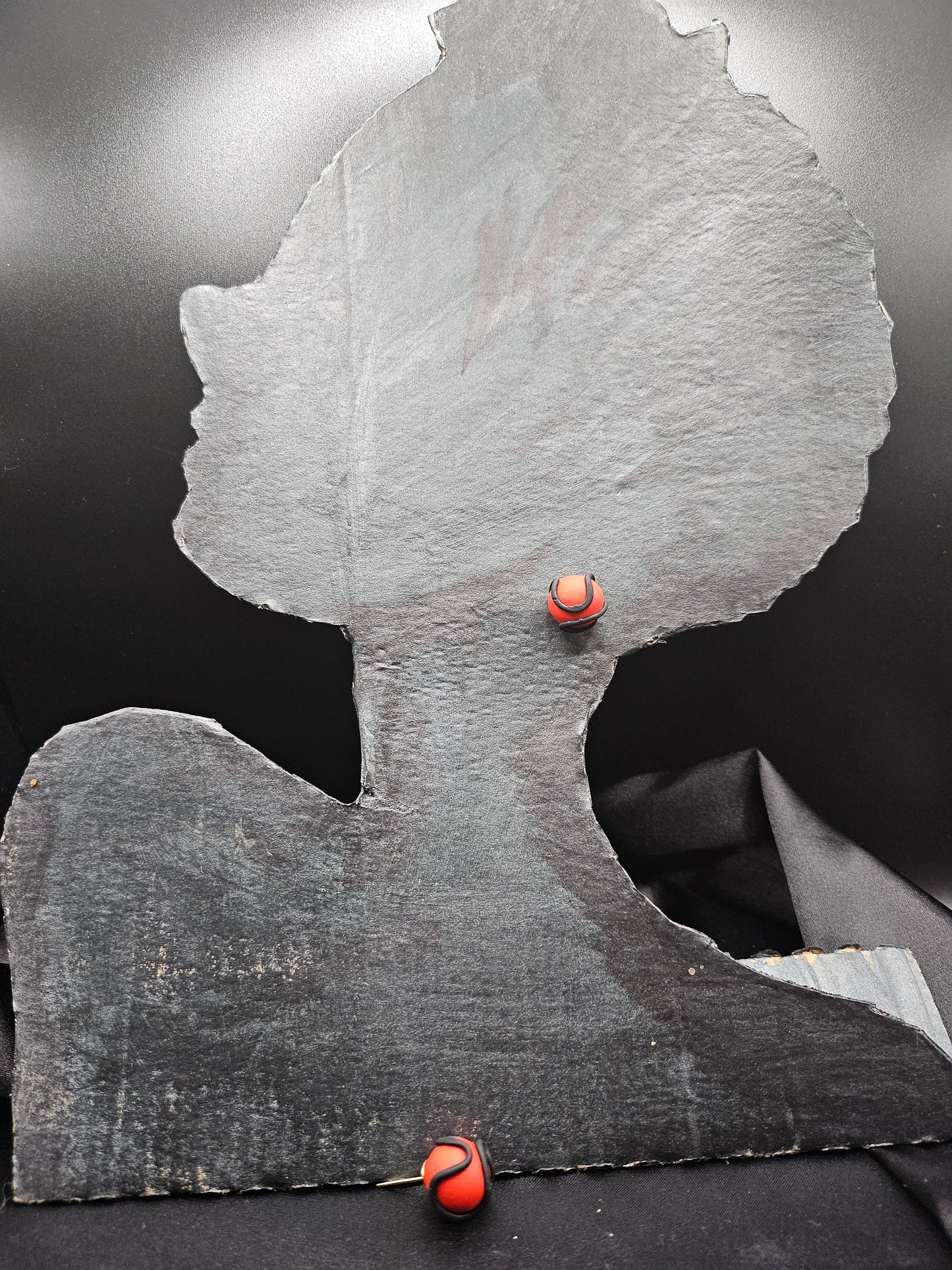 Gros plan sur les puces d'oreilles rouges et noires faites main en France