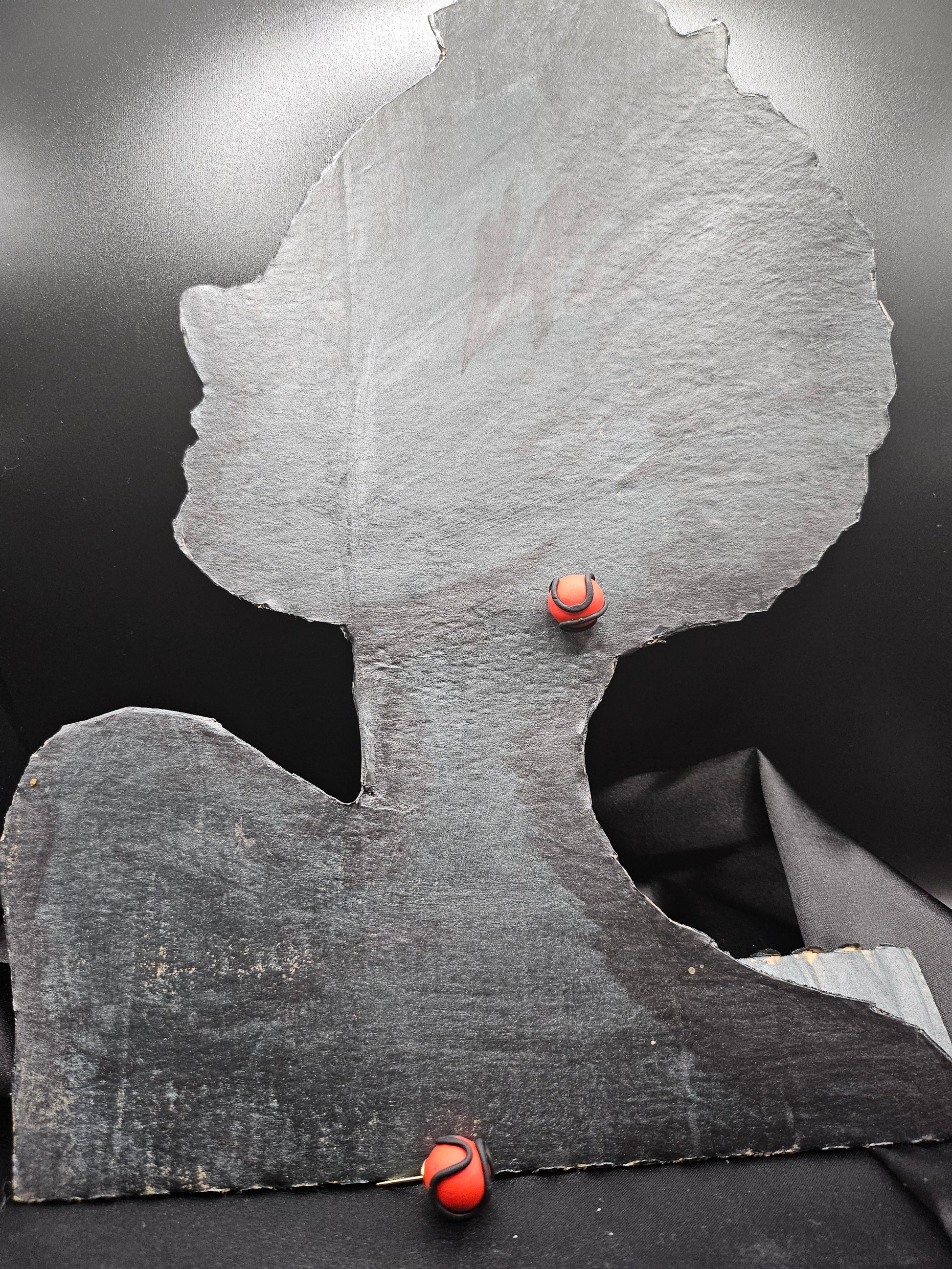 Gros plan sur les puces d'oreilles rouges et noires faites main en France