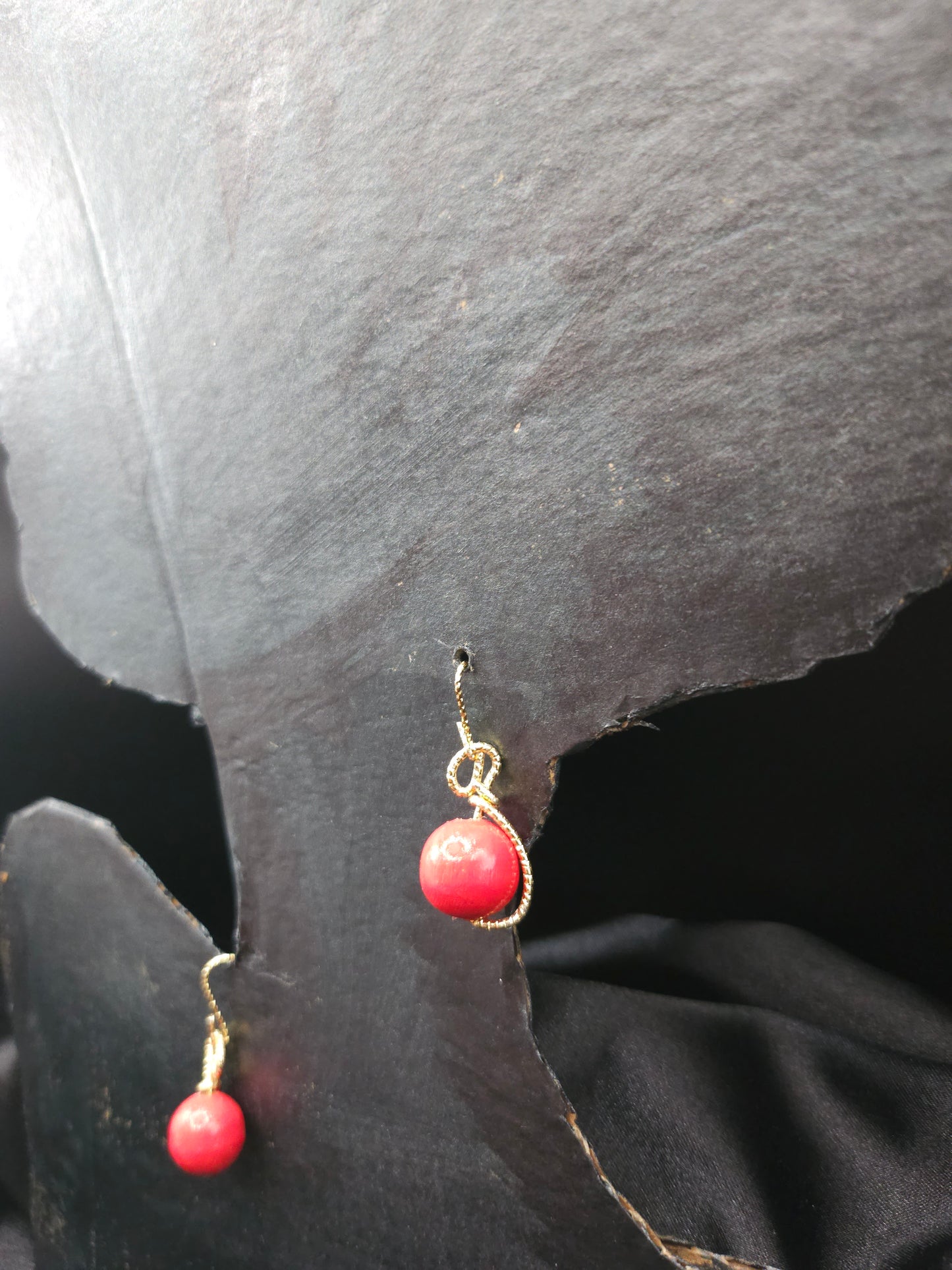 Boucles d'oreilles en bois naturel rouge avec finition dorée élégante