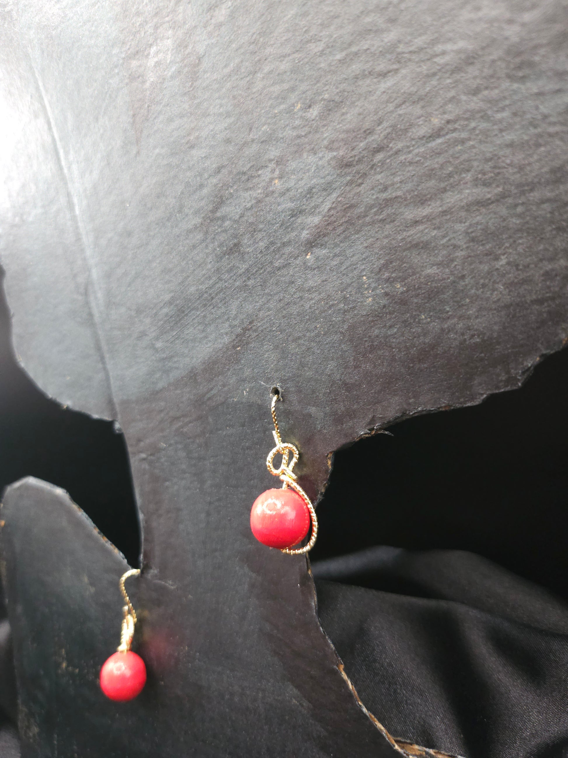 Boucles d'oreilles en bois naturel rouge avec finition dorée élégante