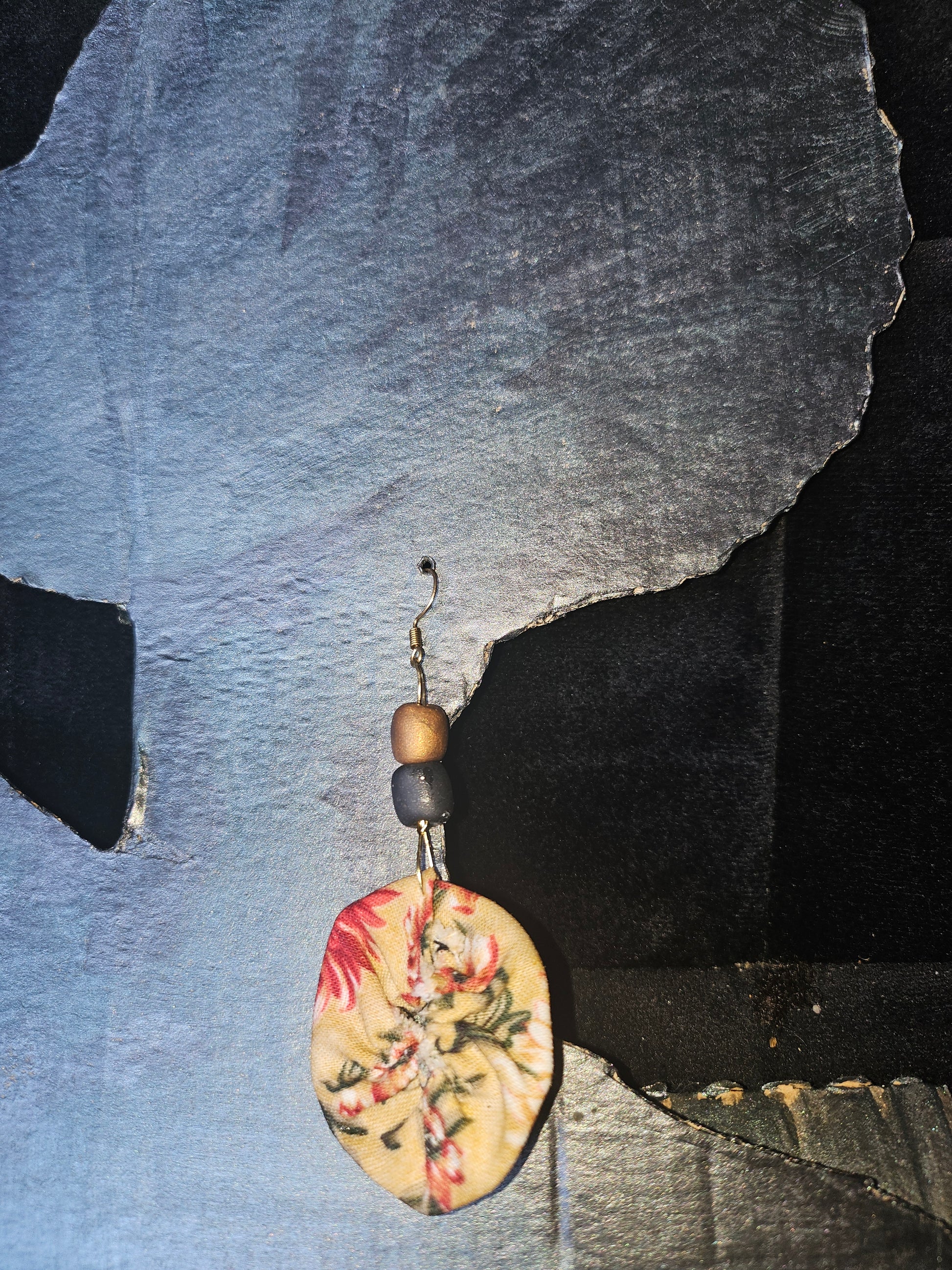 Vue d'ensemble boucles d'oreilles rondes tissu brillant - Le Carrousel d'Elsy