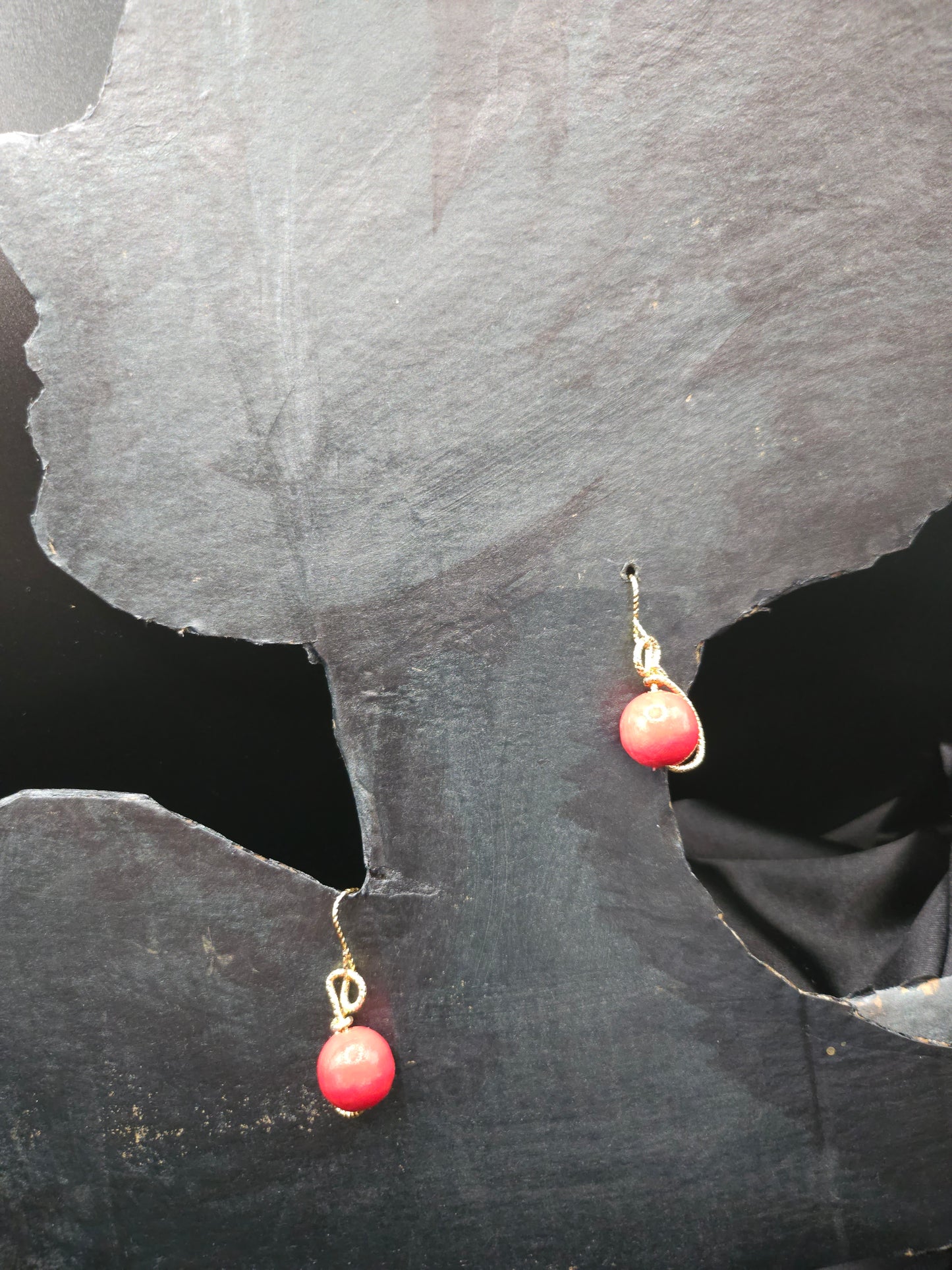 Petites Boucles d'Oreilles Rouges en Bois | Bijoux Artisanaux Fait Main France