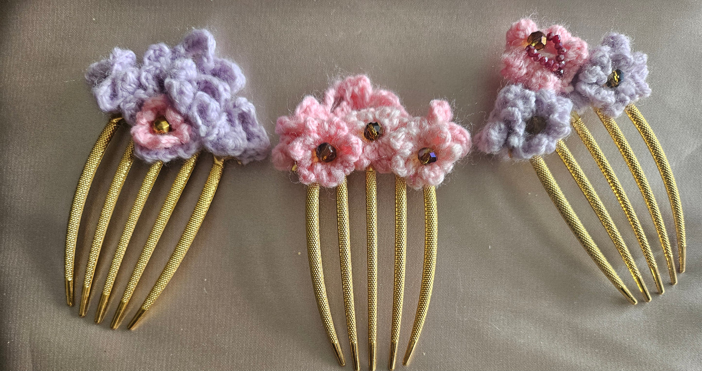 Peigne décoratif artisanal doré avec ornements au crochet rose et bleu. Peigne à 5 dents en filigrane doré orné