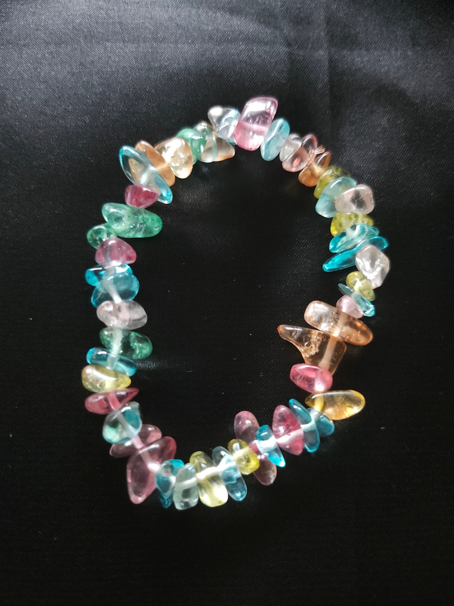 Détail du bracelet artisanal avec perles de verre asymétriques