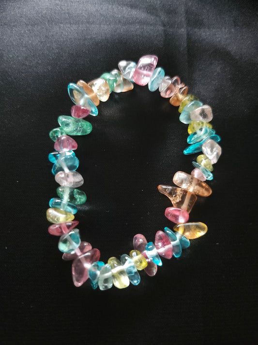 Détail du bracelet artisanal avec perles de verre asymétriques