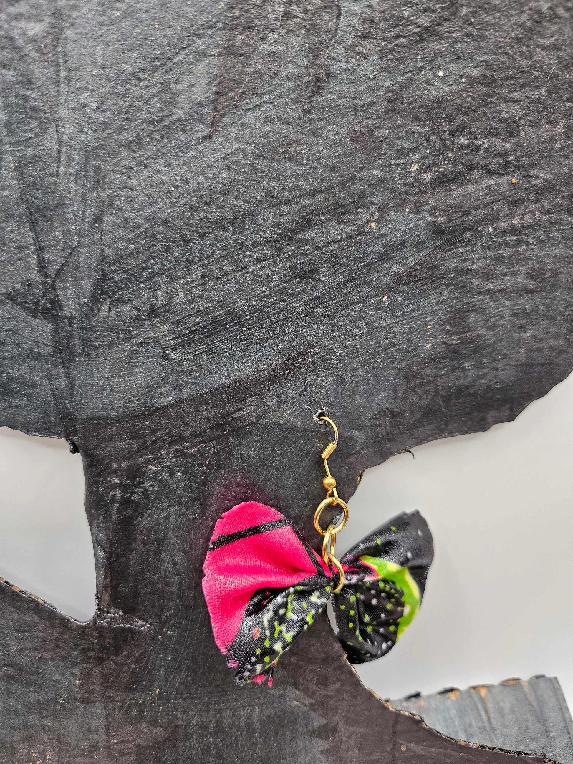 Détail des boucles d'oreilles nœud papillon multicolores faites main