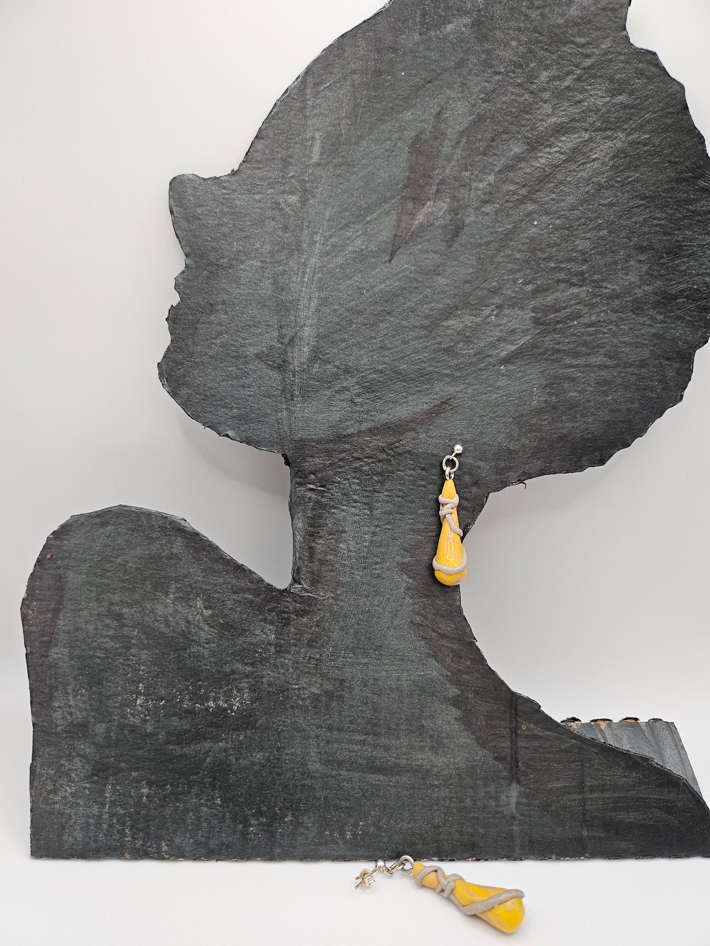 Boucles d'oreilles en forme de goutte, couleur jaune et gris ou bleu et noire