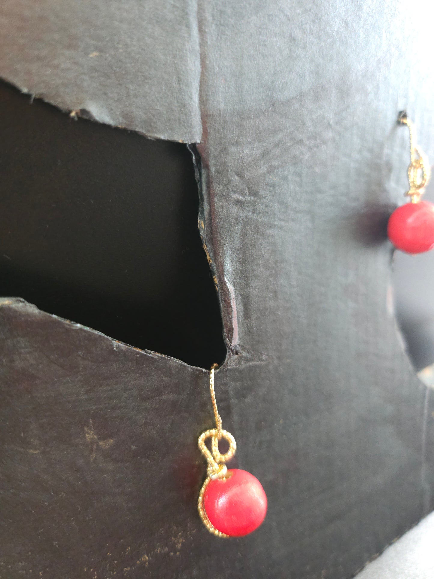Boucles d'oreilles bohème chic en bois rouge et fil doré