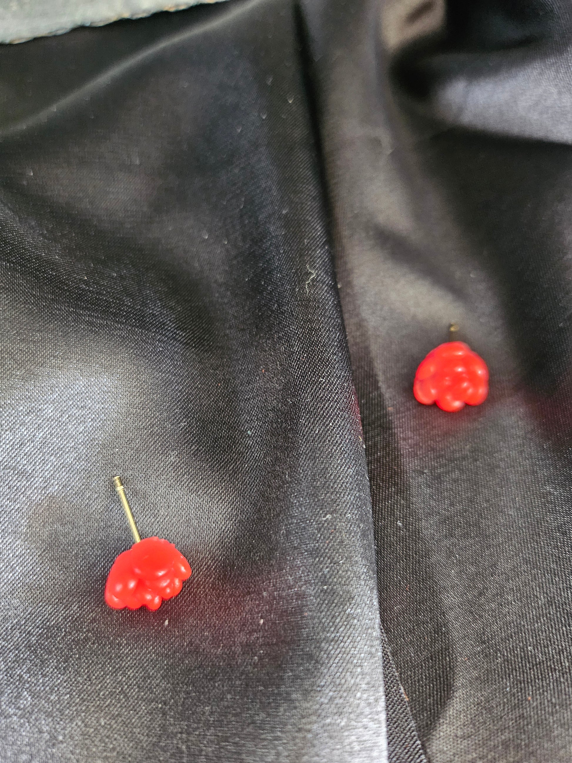 Puce d'oreille artisanale rose rouge en pate polymère - création française