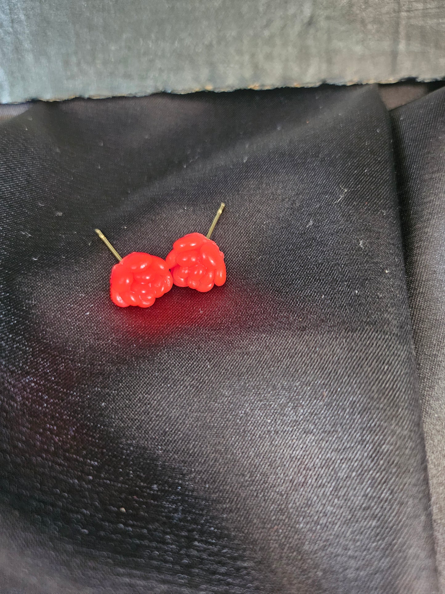 Puce d'oreille élégante rose rouge - bijou artisanal France